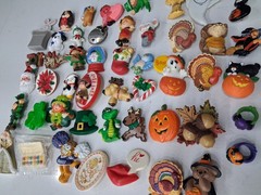 VINTAGE 45 Plus Holiday LOT CHRISTMAS Halloween PINS HALLMARK Brooches Easter