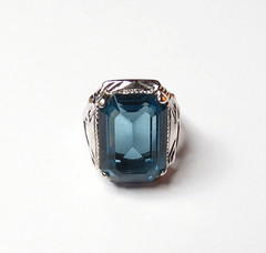 VINTAGE WOMENS 18KT HGE BLUE STONE SILVER TONE RING SZ 7 TOP 21mm WIDE