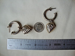 VTG 3/4 HOOP W/ DANGLING SCALLOPED HEART CHARM STERLING SILVER 925 STUD EARRING