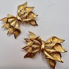 Set of 2 -Vintage FRANCOIS for CORO BOW BROOCH – Gold Plated – Mid Century Pins