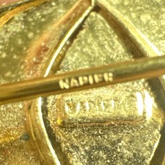 Signed Napier Black Plastic Stone Cab Gold tone Bar Pin Brooch Arrow