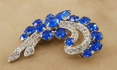 ViNTAGE EiSENBERG ICE SAPPHiRE BLUE & CLEAR RHiNESTONE SiLVER TONE PiN BROOCH