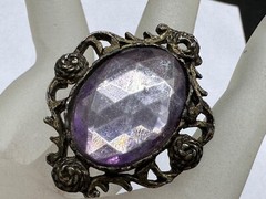 VINTAGE BRASS OR METAL ALLOY FACETED LILAC LUCITE VICTORIAN STYLY BROOCH PIN