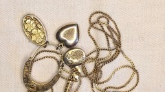 Vtg Gold Tone Locket Pendant Necklace & 28″ chain – 3 Sm Pendants on holder 1928