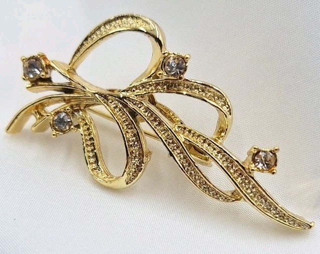VTG GERRY’S Signed Gold Plated Ribbon Leaf Brooch Pin Openwork Clear CZ Crystals