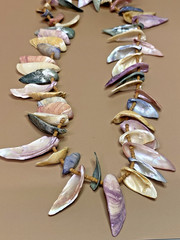 Vintage 1970s-1990s Dyed Shell & Wood Bead Necklace 28″ Screw Barrel Clasp Boho