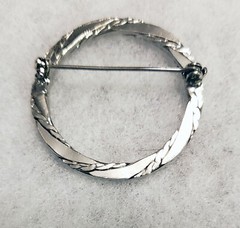 UNBRANDED SILVERTONE ETCHED RING BROOCH PIN 1 3/8″ DIA