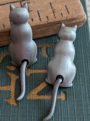 Vtg JJ Dangling Tail Articulated Kitty Cat Kitten Post Earrings Brushed Metal