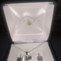 Roman Abalone Jewelry Set. 17” Silver Tone Necklace And Earrings. New!!