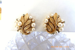 VTG CROWN TRIFARI PEARL & RHINESTONE BROOCH / PIN & EARRINGS SET