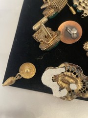 VINTAGE Junk Jewelry Lot FOR CEAFTS Some Signed Pieces Broken Singles Age Wear
