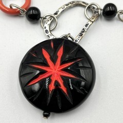 VTG Retro Bold Red & Black Beaded Geometric Pendant Necklace – Silver Tone Arty