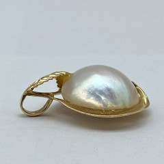 Vintage 14K Yellow Gold White Mabe Pearl Pendant Leaf Motif 3.7g