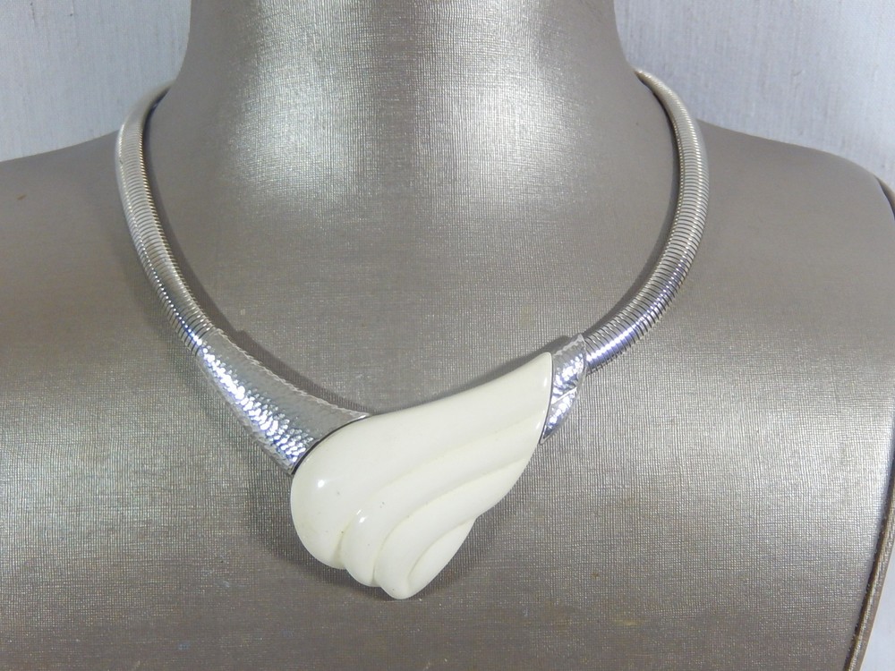 TRIFARI 70’s LANVIN MODERNIST ERA OFF WHITE LUCITE CENTER FEATURE NECKLACE