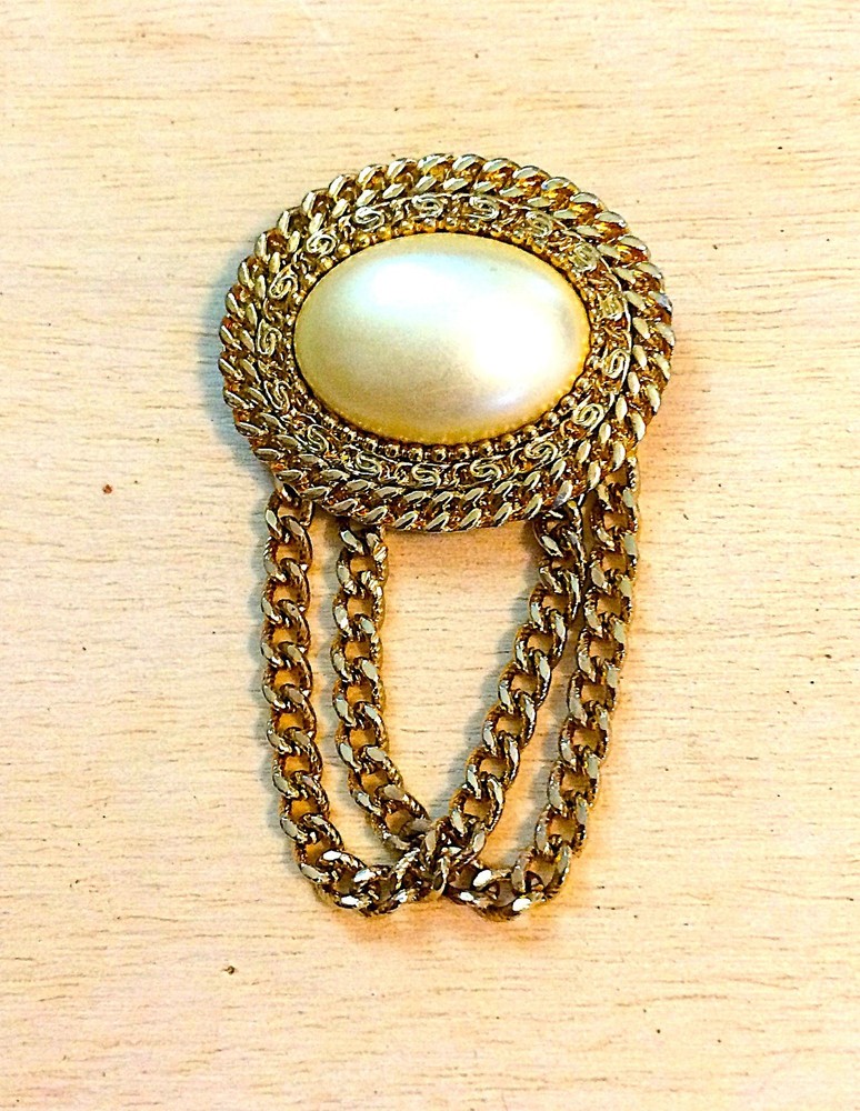Vintage Gold Tone Faux Pearl Cabochon Brooch Pin with Hanging Chains