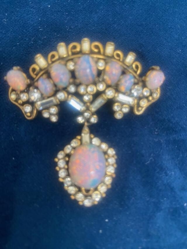 VINTAGE HOLLYCRAFT GOLD-TONE FAUX FIRE OPAL CABOCHON Rhinestone BROOCH