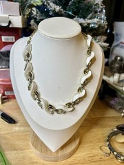 Vintage 60s Modernist Gold Tone & White Lucite ” X ” Pattern Link Necklace 16″