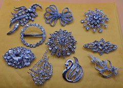 ~VINTAGE LOT OF 10 RHINESTONE JEWELRY PIN / BROOCH AUSTRIA DECO MCM 1950s ETC.~