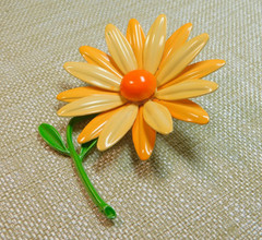 CLASSIC VINTAGE ORANGE / PEACH ENAMEL FLOWER DAISY METAL BROOCH ✨