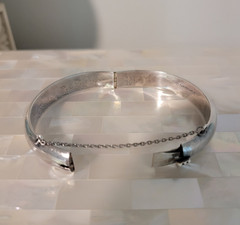 Vintage Petite 925 Sterling Silver Hinged Bangle Bracelet w/Safety Chain