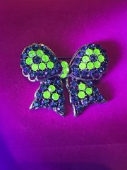 Vintage Weiss Bow Brooch Pin Green Rhinestone Irradiated
