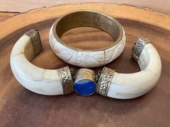 VINTAGE BRACELET INDIA BANGLE HORN BONE BRASS GEM – 2 Braclets & Beaded Necklace
