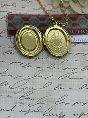 Mauve Peach Vintage DARK ROSE Cameo Locket Pendant Necklace Woman Gold Spring