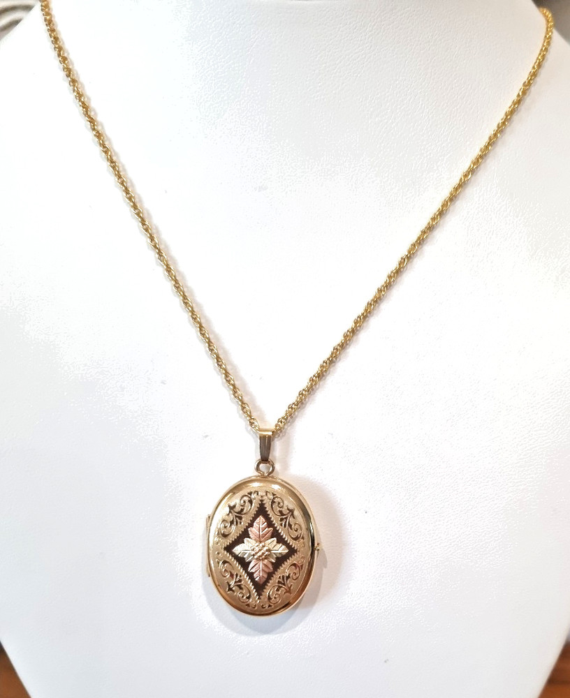 Vintage 14k Gold Fill Locket Black Hills 10k 12k Gold 4 Photo USA made See video
