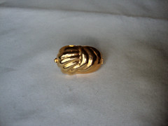 VTG RETRO MOD SCALLOPED SHELL GOLD TONE HINGED W/SAFETY CATCH DRESS/SCARF CLIP