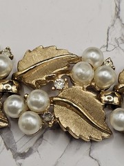 Vintage Crown TRIFARI Brushed Gold Faux Pearl Rhinestone Leaf Bracelet 7″
