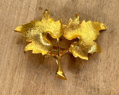 Lot of 7 Vintage Costume Jewelry Brooches and Clips, Frog, Leaves, Ornament