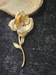 FRANCOIS Signed 4.25″ Brooch Gold Tone Rhinestone Long-Stem Flower Layered Vtg