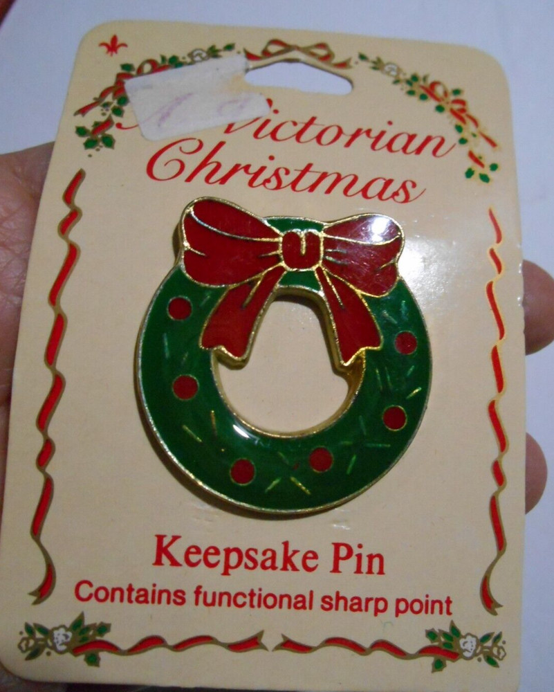 Vintage Gibson ENAMEL Christmas WREATH Pin Brooch Gold Toned Red Bow New/Vintage