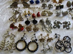 VINTAGE ESTATE JEWELRY 75 PAIR ALL OLD SCREW ON EARRINGS CROWN PARROT BUTTERFLY