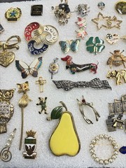 Estate Find Lot Of Assorted Pins/Brooches.
