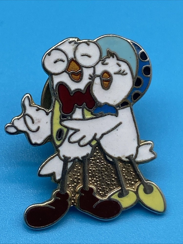Vintage Enamel Owl Couple Pin – Retro Cartoon Owls with Glasses & Blue Bonnet