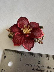 VINTAGE KC KENNETH COLE RED MESH POINSETTIA GREEN ENAMEL PIN BROOCH W3