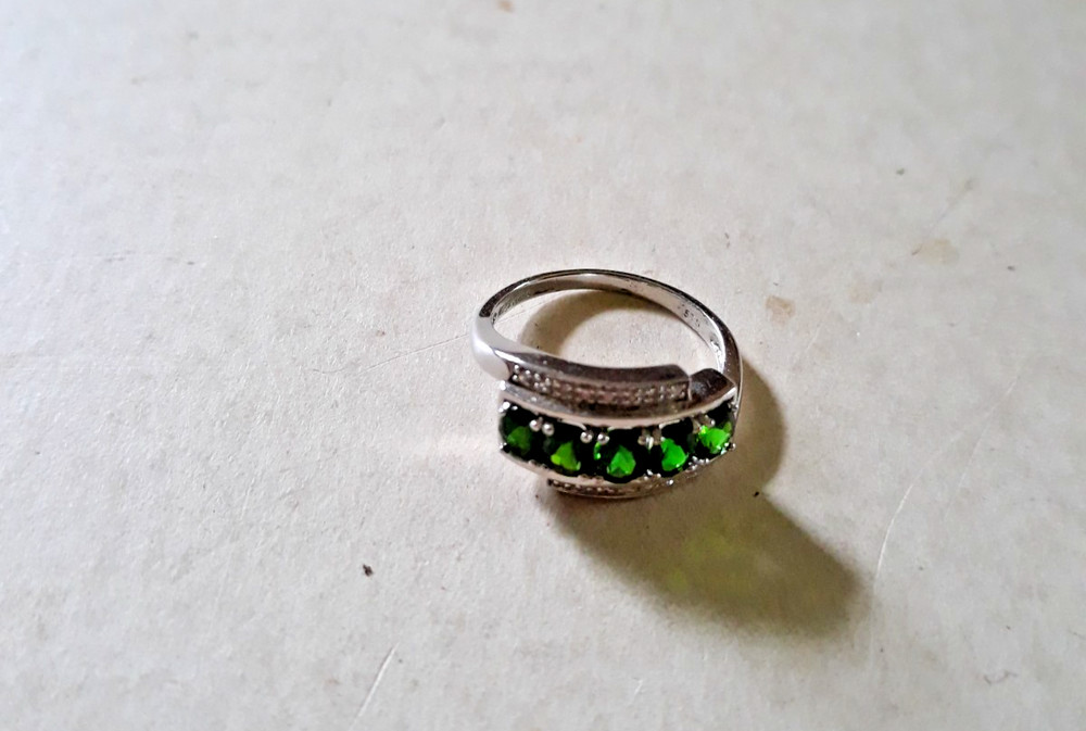 Vtg Sterling Silver 926 STS Fashion Ring w 5 Green Stones Faceted & Prong Set