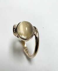 Vintage European 9K Gold Oval Cboachon Moonstone Cat’s Eye Woman’s Ring Size 7.5