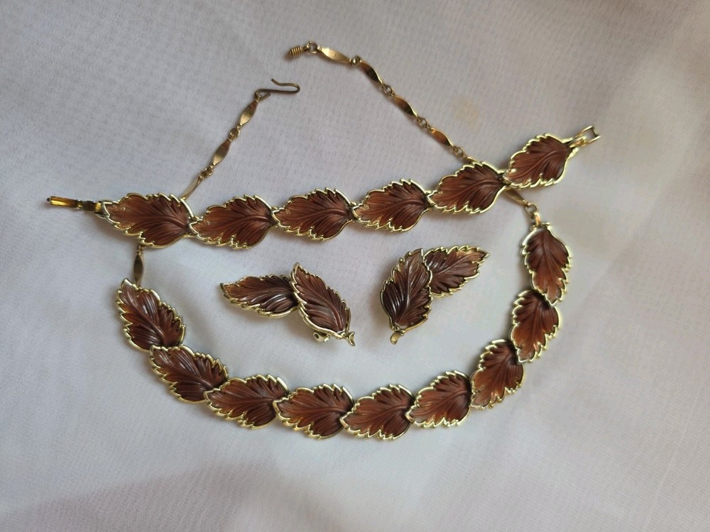 Thermoset Leaf Motif Bracelet Necklace Earrings Set Gold Tone