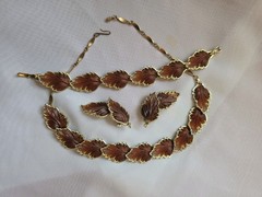 Thermoset Leaf Motif Bracelet Necklace Earrings Set Gold Tone
