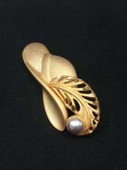 TONA 1970s RARE Matte Gold Tone DERBY DAY Hat With Feather & Faux Pearl Brooch