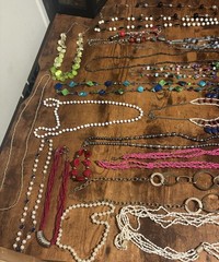Over 9 Pounds Of Over 71 Individual Necklaces That Are Mostly Beaded And Vintage