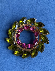 vintage unbranded pink&green rhinestone round brooch pin gold tone