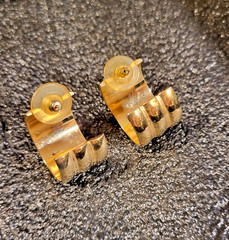 Vintage Ribbed Gold Tone C-shape Earrings Pierced