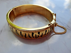 RARE VTG ’80S SIGNED JACKIE COLLINS GOLDTONE ANIMAL PRINT HINGED CUFF BRACELET