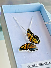 Butterfly Genuine Baltic Amber Necklace Vintage Egg Yolk Butterscotch Polish 老琥珀