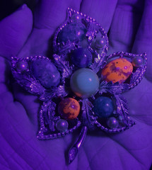 Vtg 1968 UV Glow SARAH COVENTRY Fantasy Brooch Silver Leaf Multicolor 3″ x 2.25″