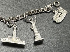 7 VINTAGE USA TRAVEL CHARMS & 7″ SILVER TONE BRACELET M195