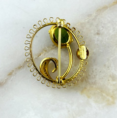 Sorrento Brooch Pin Green Stone Gold Tone Oval – Elegant Statement Piece Vintage